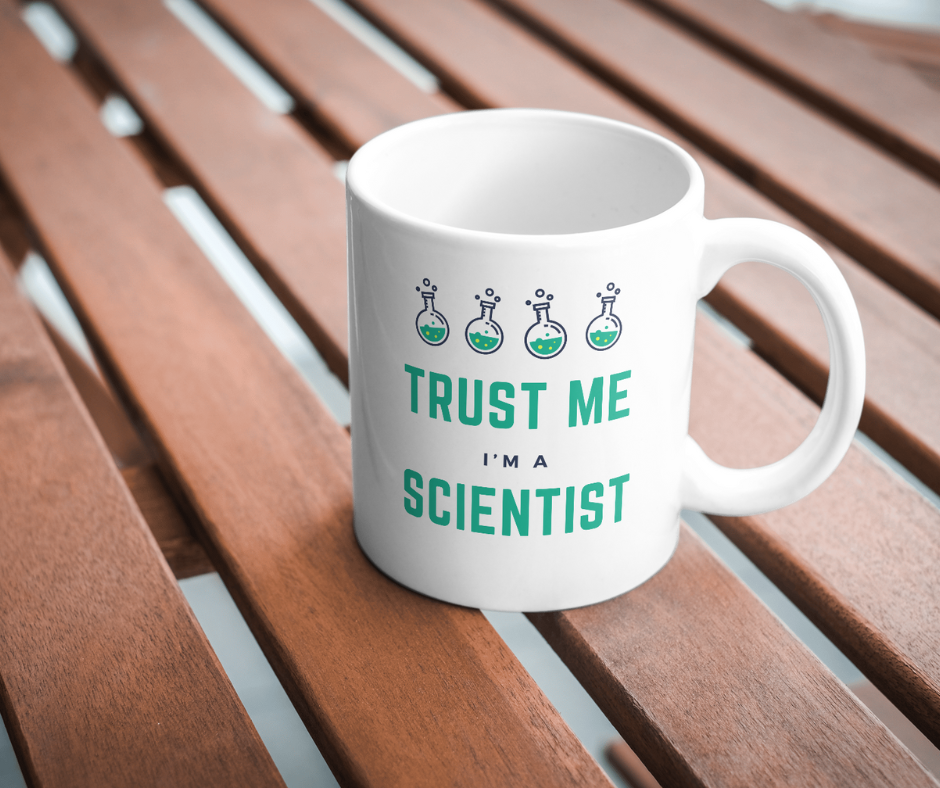 Taza con el texto "Turst me I'm a Scientist"