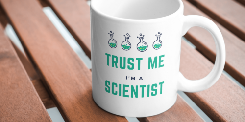 Taza con el texto "Turst me I'm a Scientist"