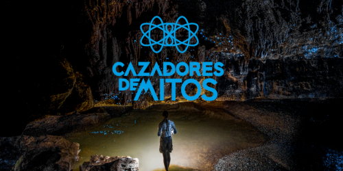 Una chica joven se adentra en una cueva oscura. Encima de ella se ve el logo del proyecto "Cazadores de mitos".