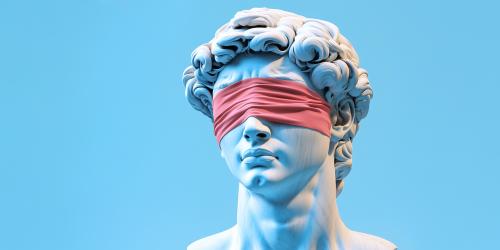 Cabeza de busto clásico de color blanco, sobre fondo azul, con una venda rosa tapándole los ojos. Cabeza de busto clásico de color blanco, sobre fondo azul, con una venda rosa tapándole los ojos.