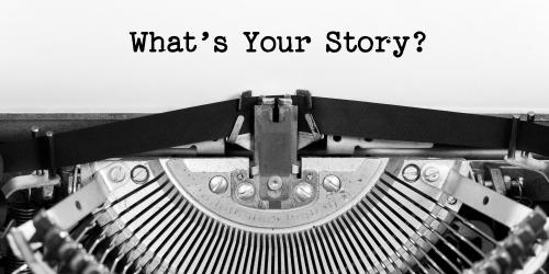 Texto 'What's your Story?' escrito en una tipografía vintage sobre papel con una máquina de escribir, en blanco y negro. 