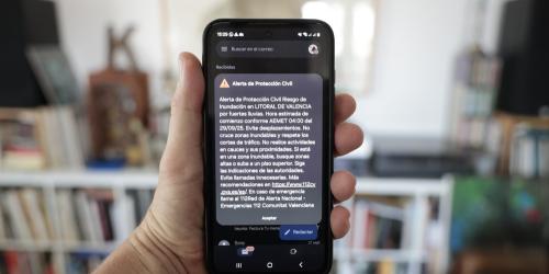 Alerta de protección civil por inundación  Alerta de protección civil frente a una inundación en el móvil